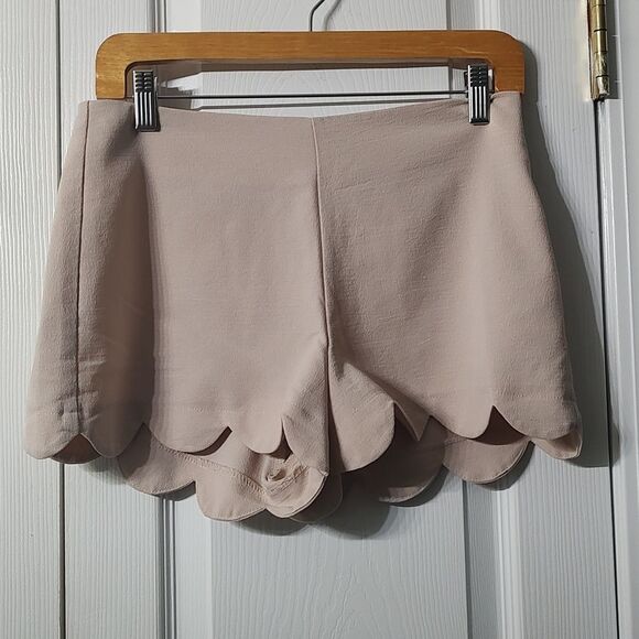 Monteau light tan color scallop hem shorts Sz M - Picture 1 of 5